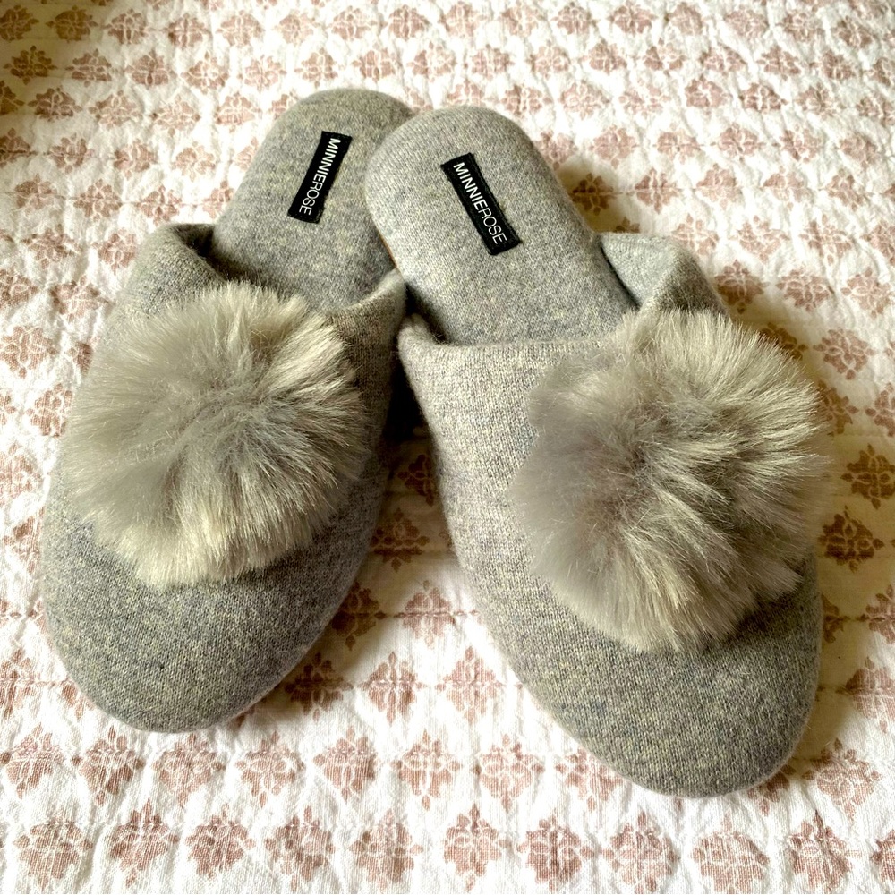 NWOT Minnie Rose 100% Cashmere Pom Pom Light Gray Slippers